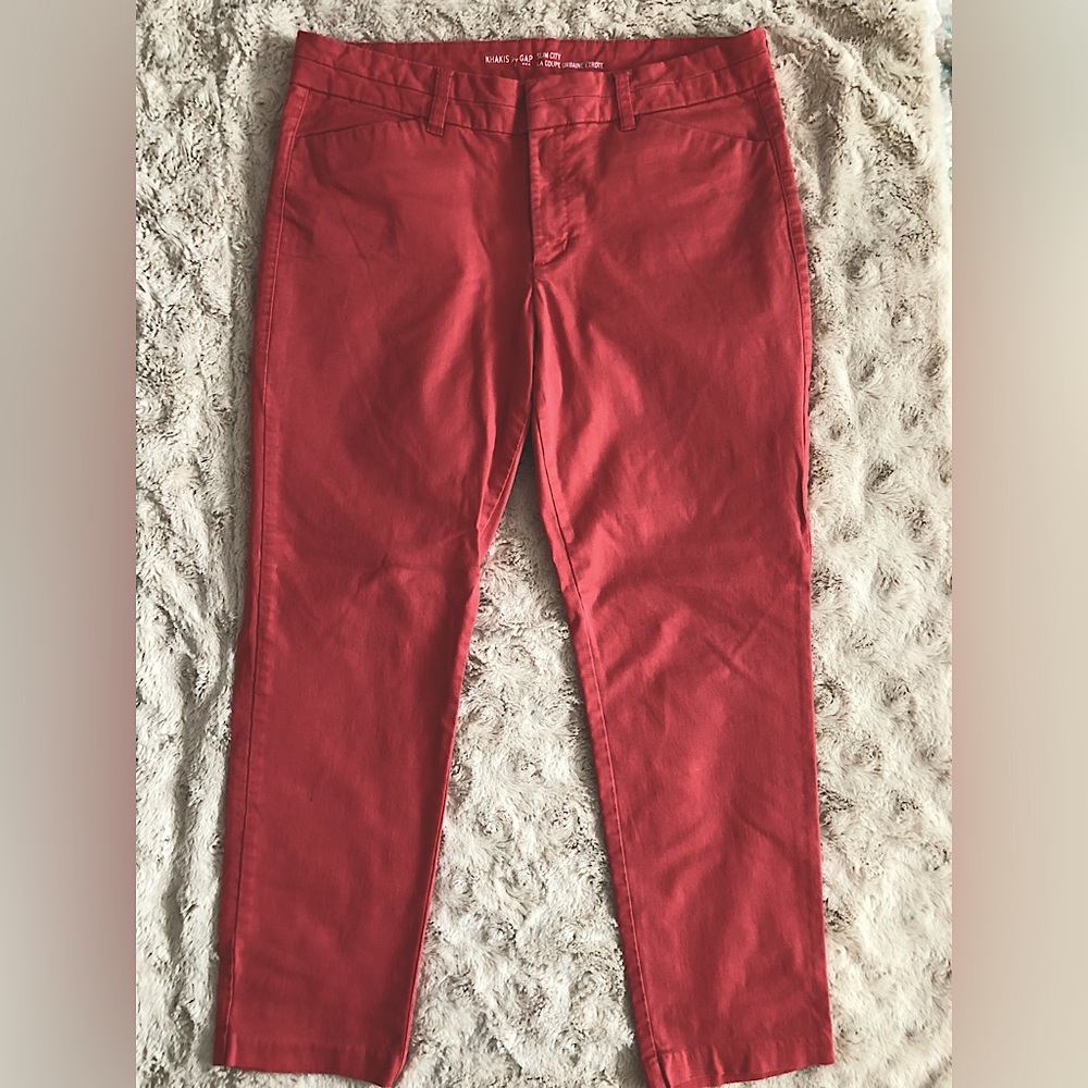 Gap Khakis Women’s slim city capris. Dark Salmon color. Size 10.